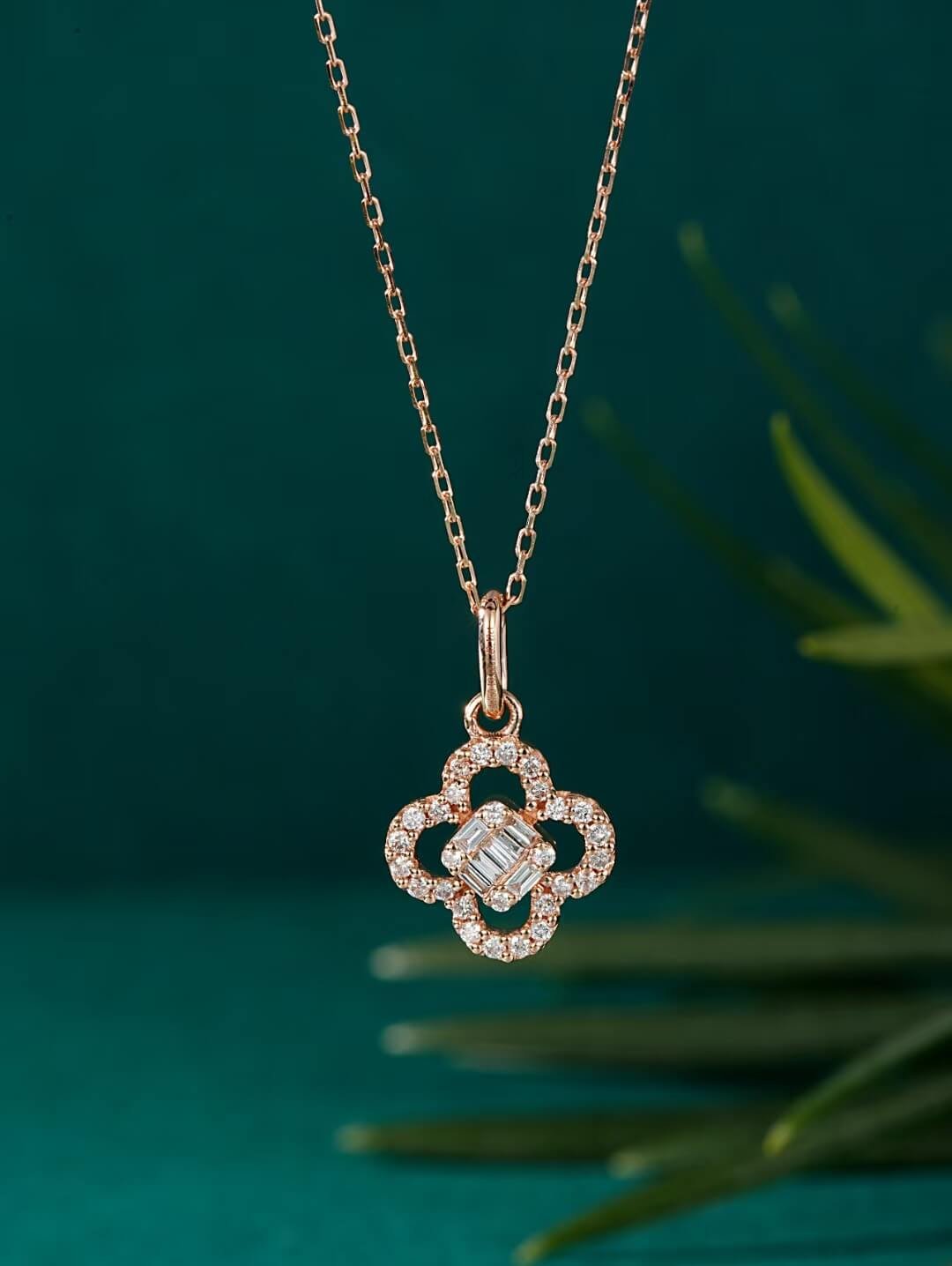 A Four-Leaf Clover Diamond Pendant 18kt Gold - Barak Fashion
